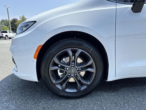 New 2026 Chrysler Pacifica Select image 9
