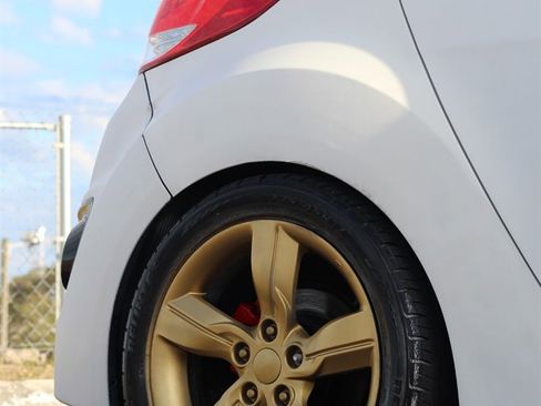 Used 2012 Hyundai Veloster image 3