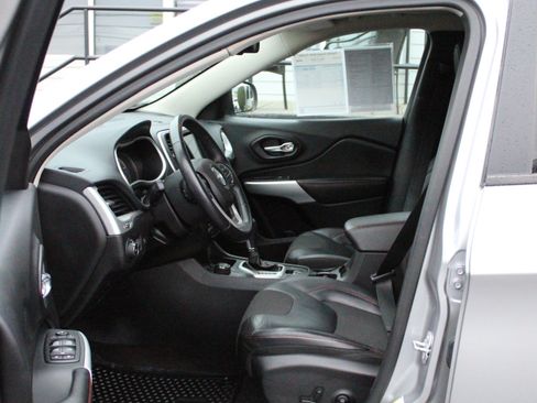 Used 2018 Jeep Cherokee Trailhawk w/ Comfort/Convenience Group AWD/4WD image 18