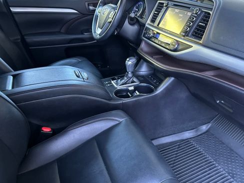 Used 2019 Toyota Highlander XLE AWD/4WD image 18