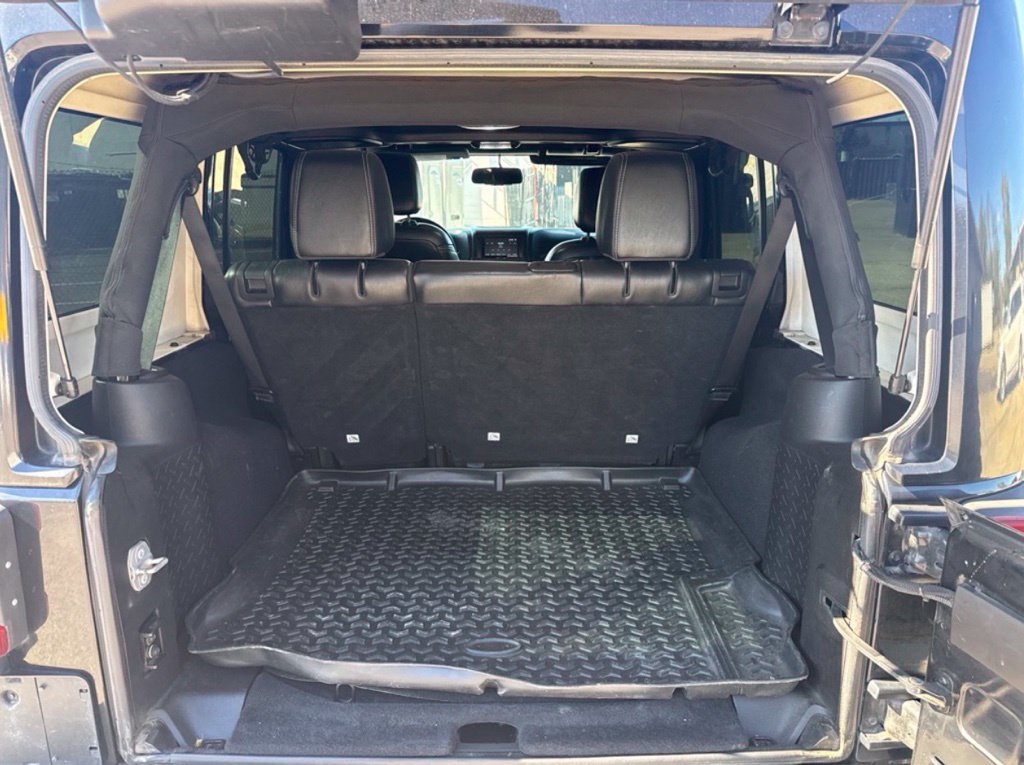 Used 2015 Jeep Wrangler Unlimited Rubicon w/ Connectivity Group AWD/4WD image 12