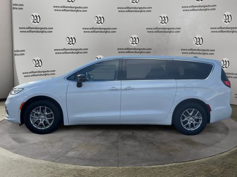 New 2026 Chrysler Pacifica Select image 2