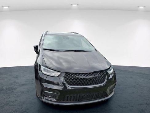 Used 2025 Chrysler Pacifica Limited FWD image 8