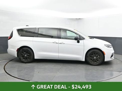 Used 2024 Chrysler Pacifica Touring-L FWD image 4