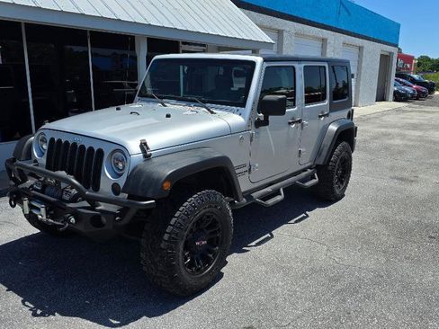 Used 2010 Jeep Wrangler Unlimited Sport AWD/4WD image 2