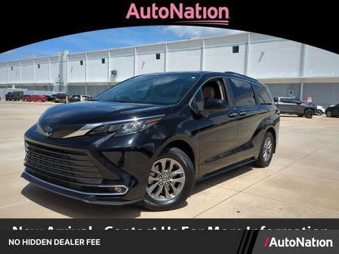 Used 2024 Toyota Sienna XLE FWD image 1