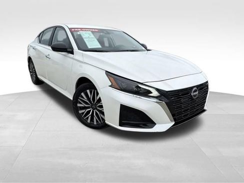 Used 2025 Nissan Altima 2.5 SV FWD image 2