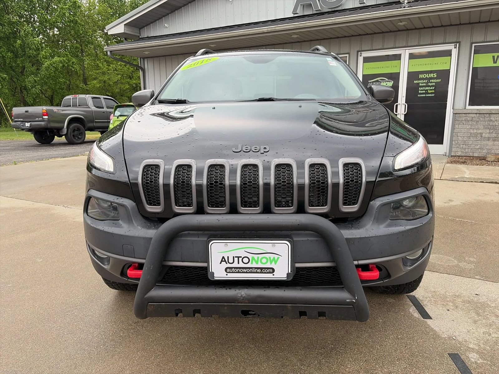 Used 2018 Jeep Cherokee Trailhawk AWD/4WD image 2