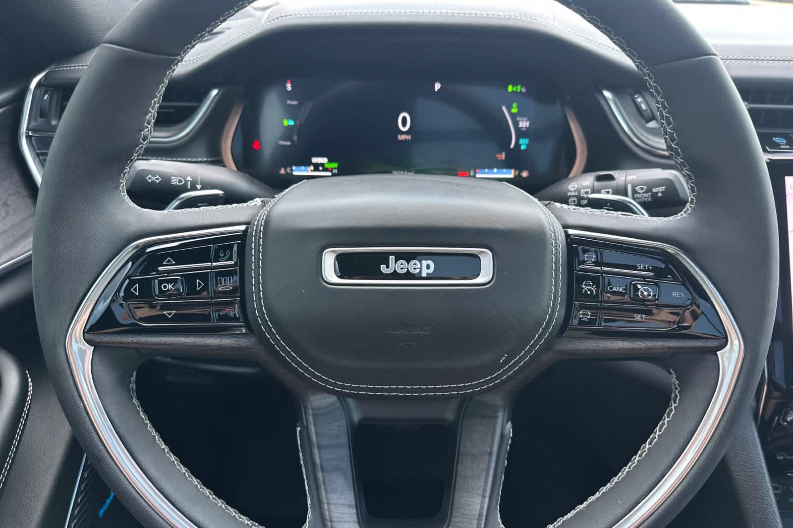 Used 2022 Jeep Grand Cherokee Overland w/ Luxury Tech Group IV AWD/4WD image 26