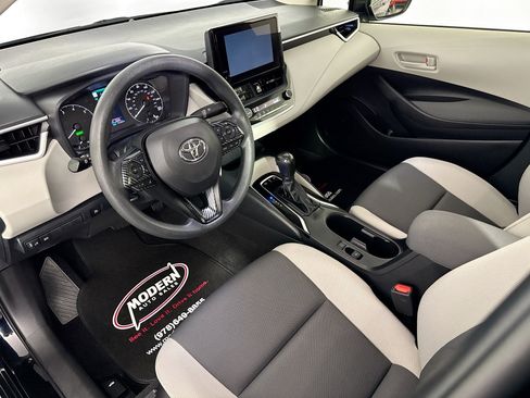 Used 2025 Toyota Corolla LE AWD/4WD image 5