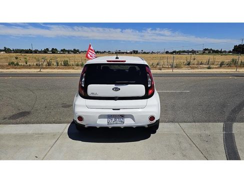 Used 2017 Kia Soul + image 6