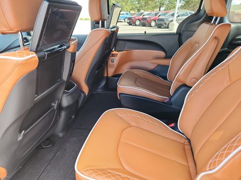 New 2026 Chrysler Pacifica Pinnacle image 21