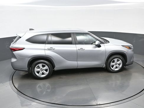 Used 2023 Toyota Highlander LE AWD/4WD image 39