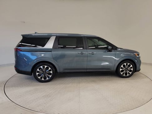 Used 2022 Kia Carnival EX image 6