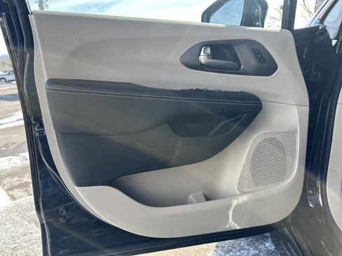 Used 2024 Chrysler Pacifica Touring-L image 10