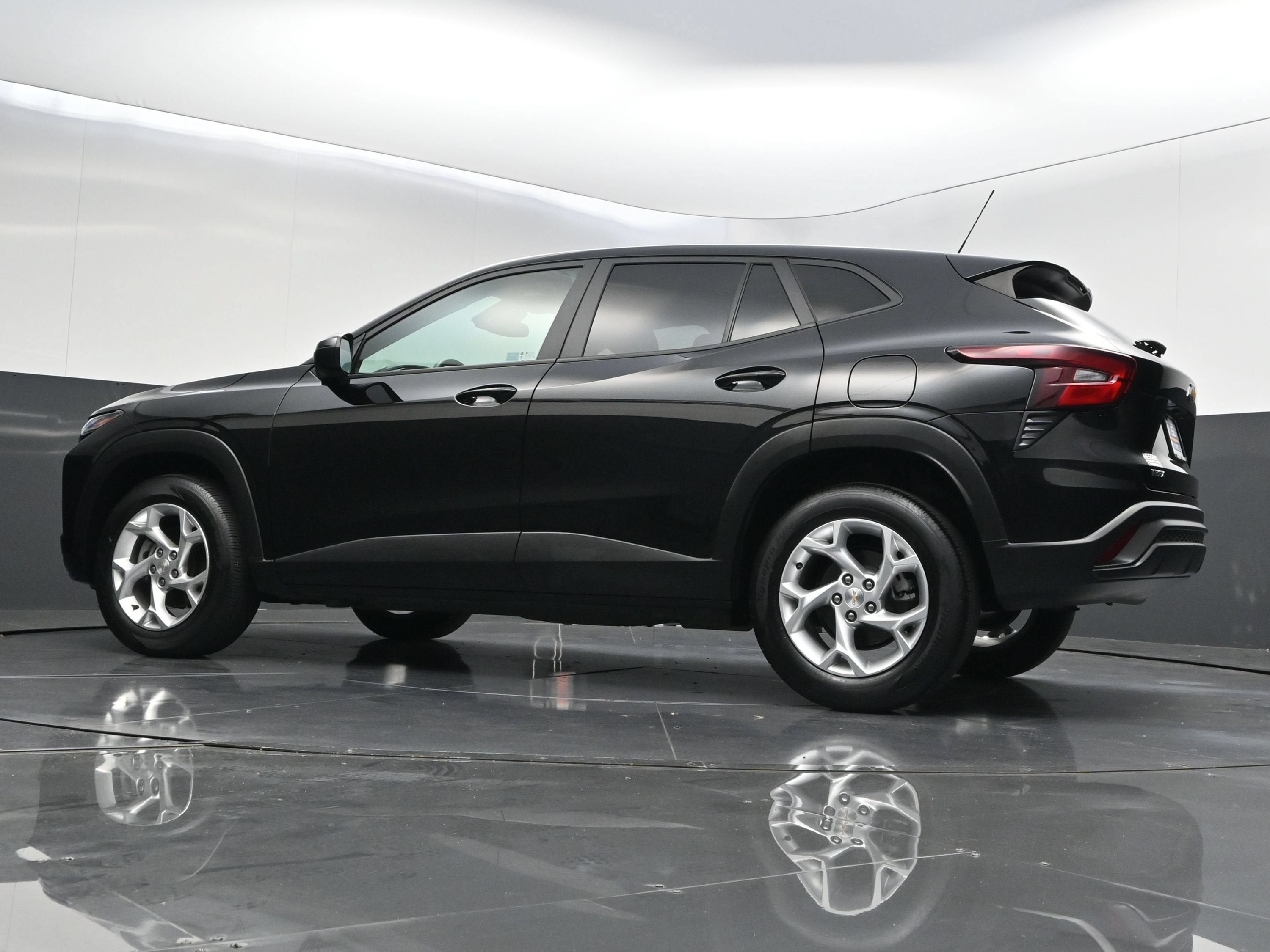 Certified 2025 Chevrolet Trax LS w/ LS Convenience Package FWD image 33