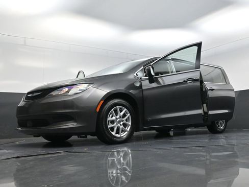 Used 2022 Chrysler Voyager LX image 29