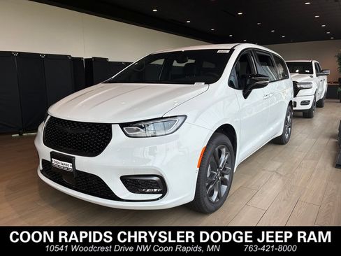 New 2026 Chrysler Pacifica Select AWD/4WD image 1