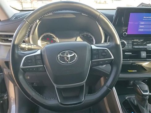 Used 2023 Toyota Highlander XLE image 14