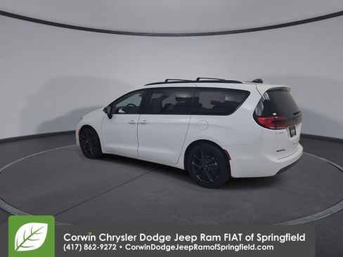 Used 2025 Chrysler Pacifica Limited FWD image 10