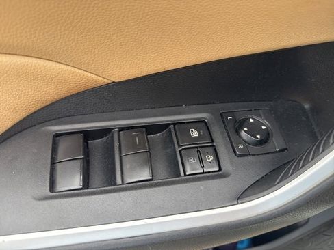 Used 2020 Toyota RAV4 LE image 9