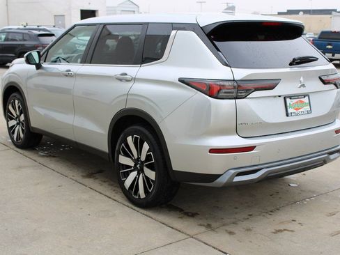 Used 2025 Mitsubishi Outlander SE image 4