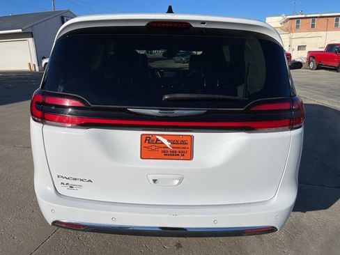 Used 2024 Chrysler Pacifica Touring-L image 14