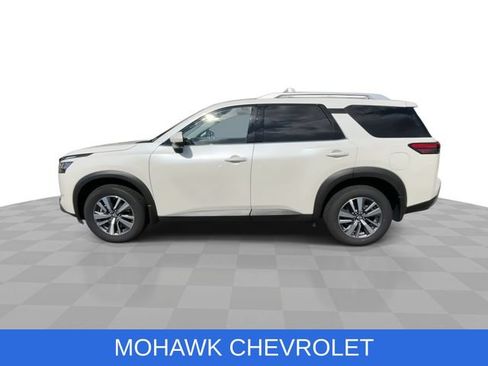 Used 2024 Nissan Pathfinder SL AWD/4WD image 5