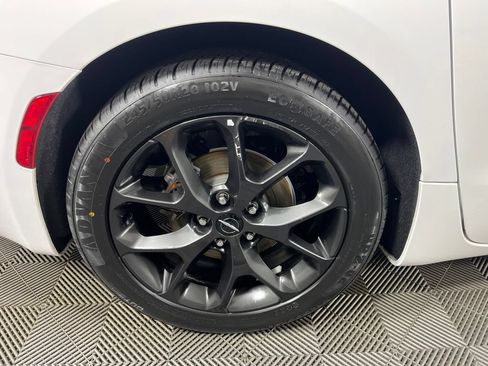 Used 2024 Chrysler Pacifica Limited w/ S Appearance Package FWD image 14