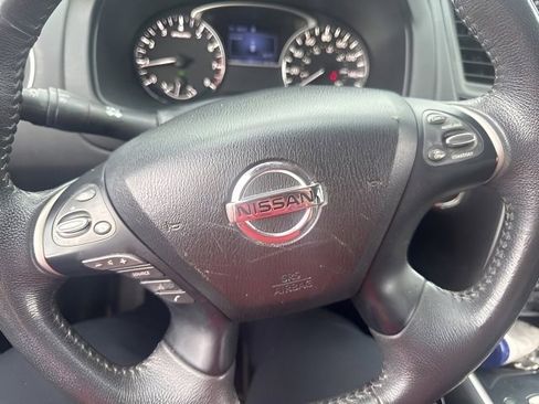 Used 2018 Nissan Pathfinder SV image 11