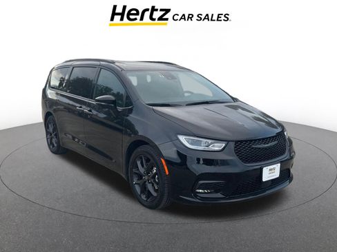 Used 2025 Chrysler Pacifica Limited image 1