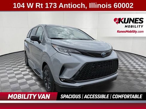 Used 2025 Toyota Sienna XSE image 1