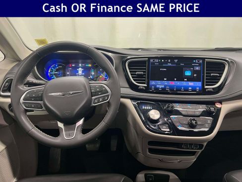 Used 2024 Chrysler Pacifica Limited FWD image 14