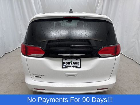 Used 2024 Chrysler Voyager LX FWD image 4