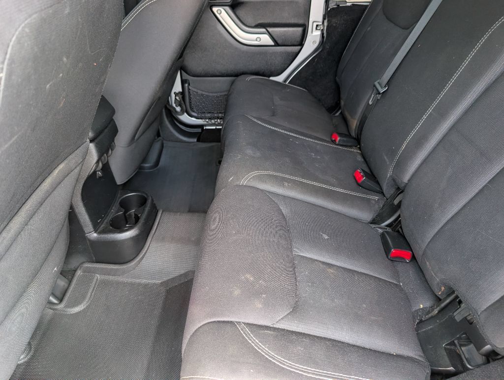 Used 2015 Jeep Wrangler Unlimited Sahara w/ Connectivity Group AWD/4WD image 9