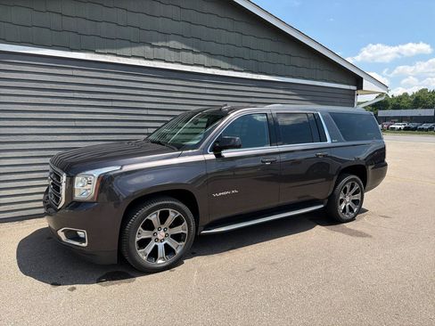 Used 2017 GMC Yukon XL SLE w/ Convenience Package AWD/4WD image 4