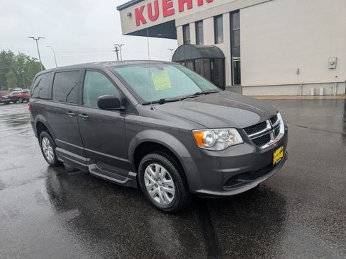 Used 2018 Dodge Grand Caravan SE w/ UConnect Hands-Free Group FWD image 2