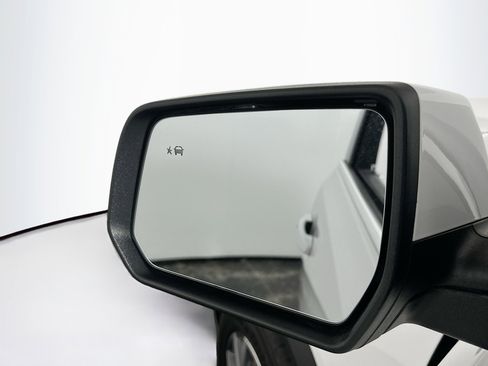 Used 2023 GMC Acadia SLT image 16