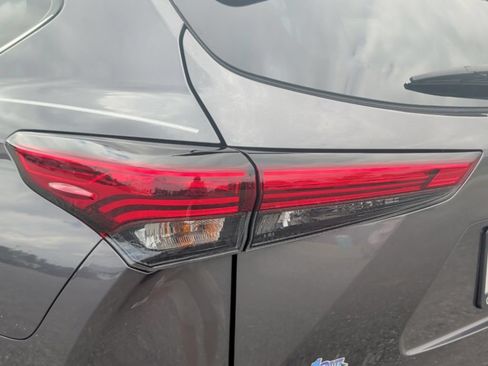 Used 2022 Toyota Highlander L FWD image 47
