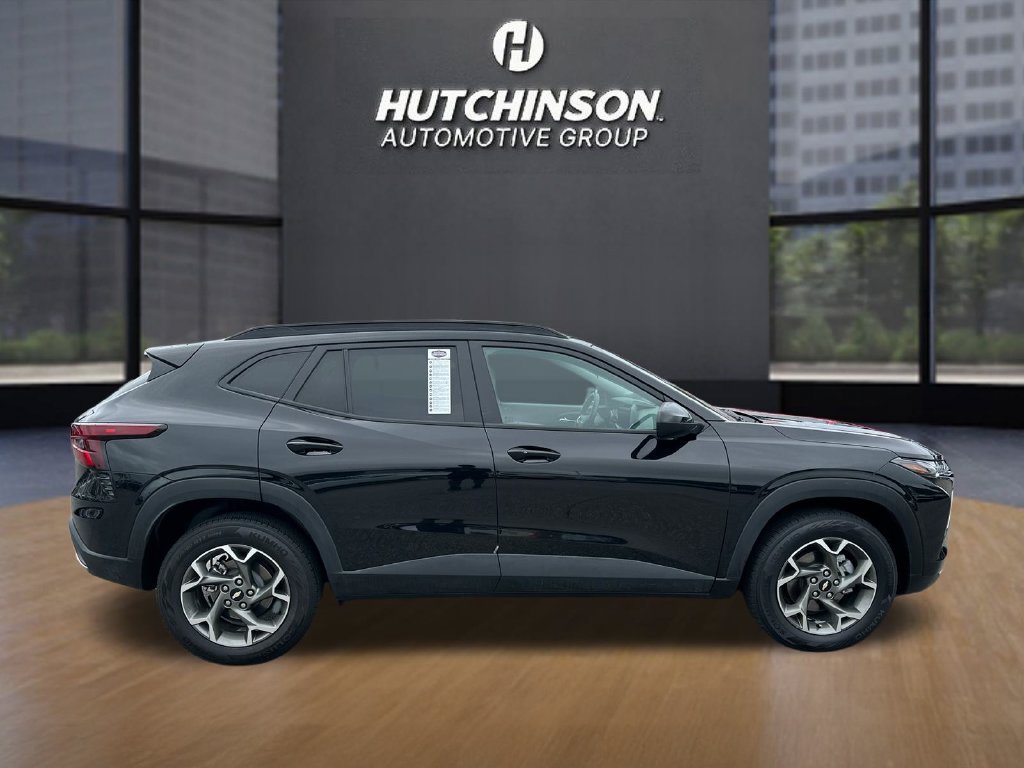 Used 2025 Chevrolet Trax LT w/ LT Convenience Package FWD image 8