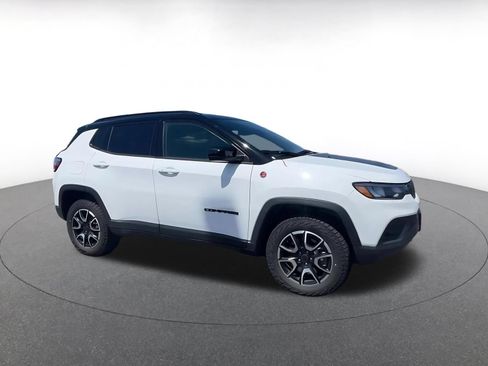 Used 2025 Jeep Compass Trailhawk AWD/4WD image 2