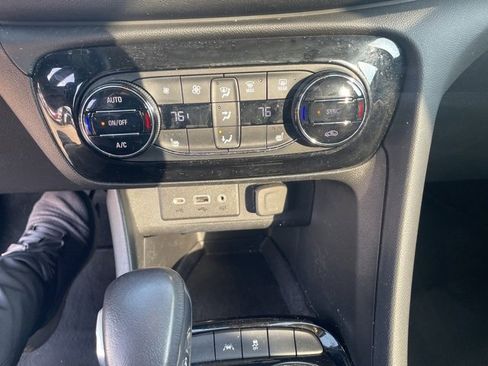 Used 2022 Buick Encore GX Select w/ Sport Touring Package image 23