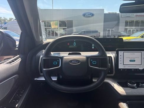 Used 2025 Ford Expedition Active AWD/4WD image 18