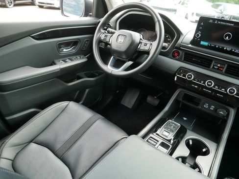 Used 2023 Honda Pilot Touring image 9
