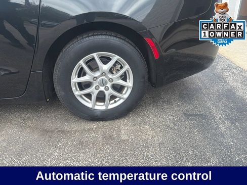 Used 2023 Chrysler Pacifica Touring-L FWD image 13
