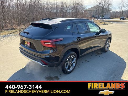 Used 2025 Chevrolet Trax LT w/ LT Convenience Package image 9