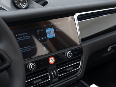 Certified 2025 Porsche Macan AWD/4WD image 25