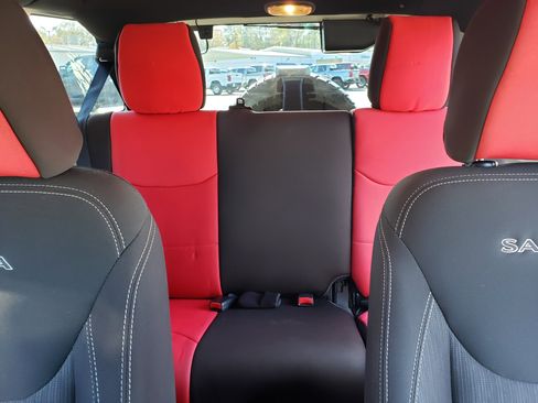 Used 2016 Jeep Wrangler Unlimited Sahara image 33