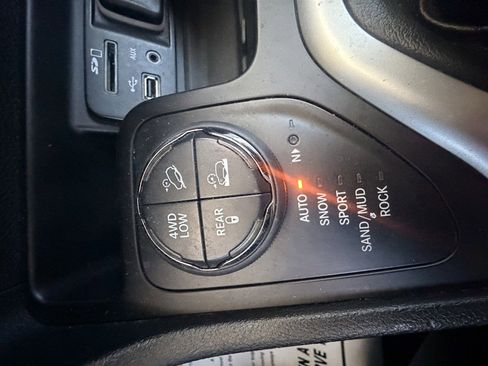 Used 2014 Jeep Cherokee Trailhawk w/ Comfort/Convenience Group AWD/4WD image 13