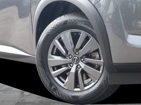 Certified 2025 Nissan Pathfinder SV FWD image 3